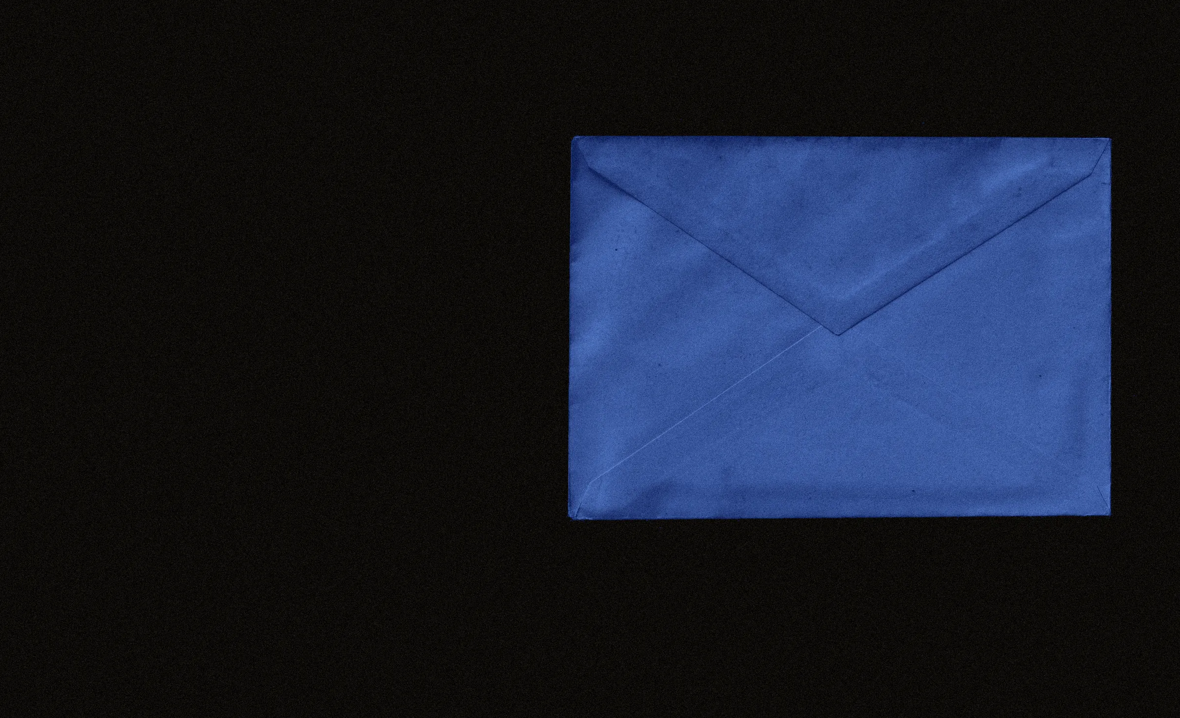 Een blauwe envelop op een donkere ondergrond